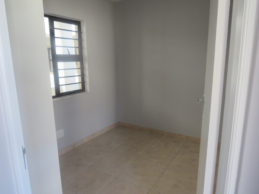 To Let 2 Bedroom Property for Rent in Guldenland Western Cape